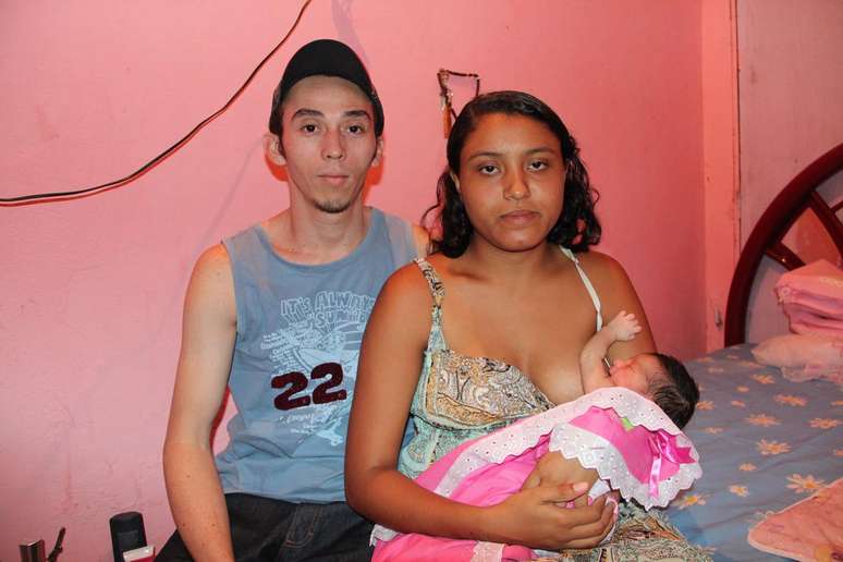 Elane comemora o nascimento da filha, ao lado do marido