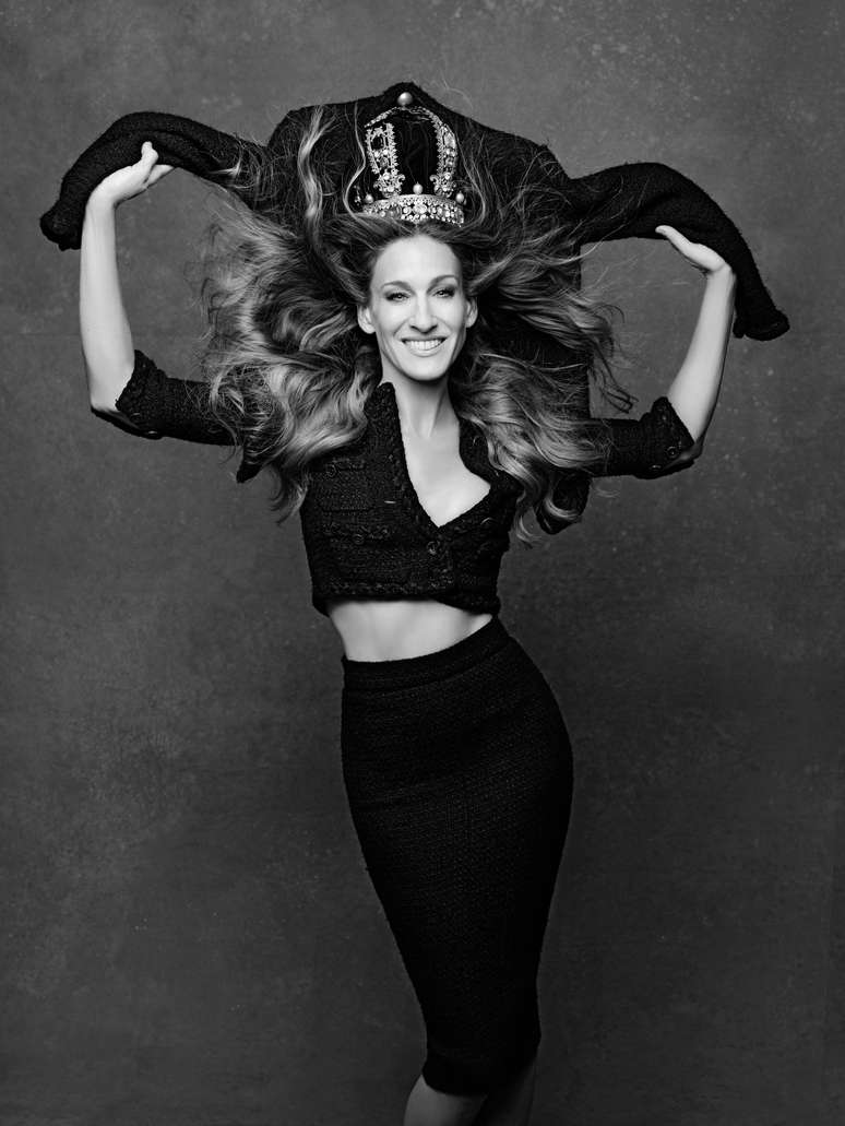 <p>Sarah Jessica Parker, estrela da s&eacute;rie e filmes <em>Sex and The City</em>, &eacute; uma das celebridades que foi fotografa com a jaqueta ic&ocirc;nica da Chanel</p>