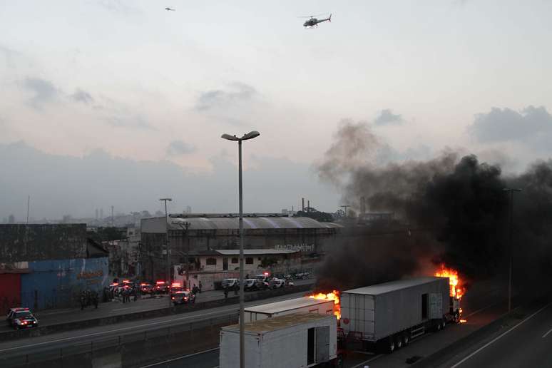 <p>Protesto contra morte de jovem bloqueia Fernão Dias em São Paulo. Caminhões foram saqueados, invadidos e incendiados na rodovia</p>