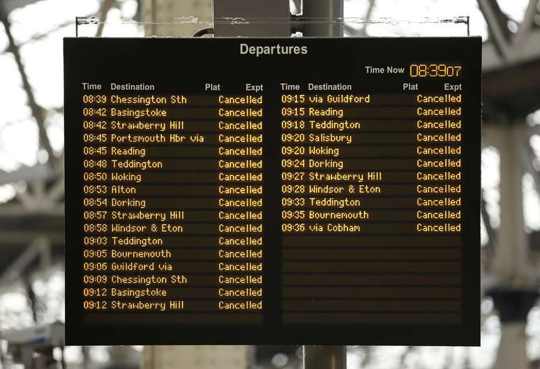 Painel mostra trens cancelados na estação Waterloo, em Londres