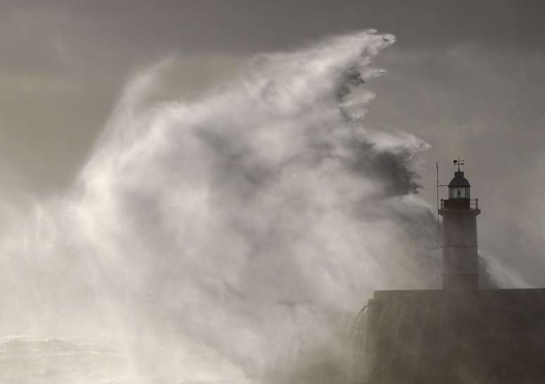 Ondas atingem um farol em Newhaven, no sudetse da Inglaterra