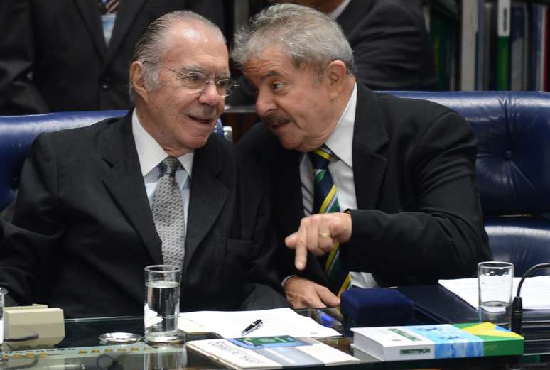 <p>Senador José Sarney (E) durante conversa com o ex-presidente Lula</p>