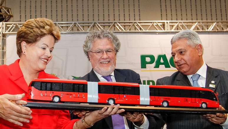 Dilma segura miniatura de ônibus do sistema BRT, projeto implantado inicialmente em Curitiba