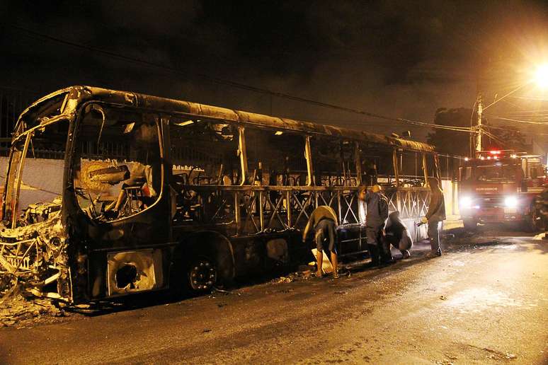 <p>Ônibus foi incendiado por manifestantes após o enterro de Douglas Martins</p>