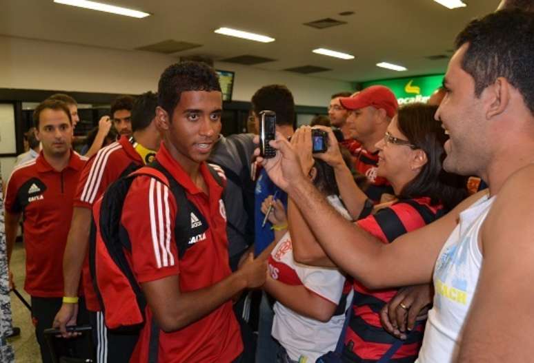 Gabriel parou para tirar foto com torcedores em Goiânia