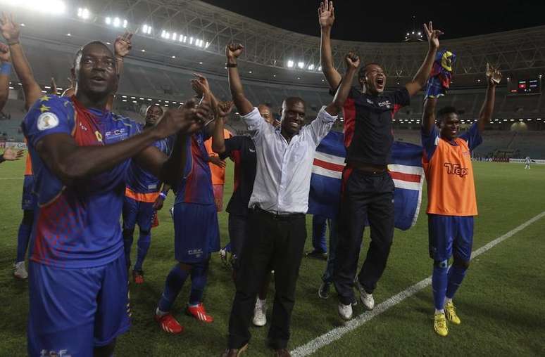 <p>Jogadores e o técnico da seleção de Cabo Verde, Lucio Antunes, comemoram ao vencer partida contra a Tunísia pelas Eliminatórias</p>