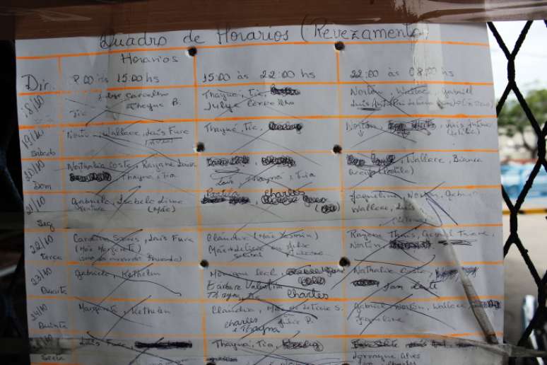 Calend&aacute;rio de revezamento dos fas de Bieber do primeiro grupo: presen&ccedil;a obrigat&oacute;ria de todos na madrugada do dia 03/11