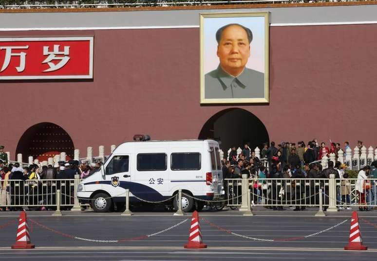 Carro da polícia estacionado em frente a uma das entradas principais da Cidade Proibida, em Pequim. A empresa de consultoria de representação Glass Lewis recomendou aos acionistas da Microsoft que votem contra a reeleição do principal diretor independente John Thompson, que é o responsável pelos esforços da empresa para encontrar um novo presidente-executivo. 29/10/2013.