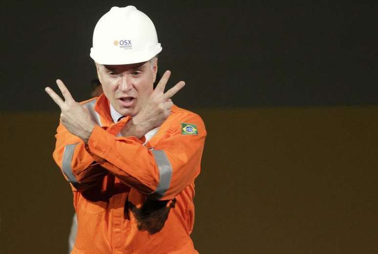 <p>Presidente do Grupo EBX, Eike Batista, gesticula durante cerimônia que marcou o início da produção de óleo da petrolífera OGX, no Complexo Industrial do Superporto de Açu, em São João da Barra, Rio de Janeiro, em abril de 2012</p>