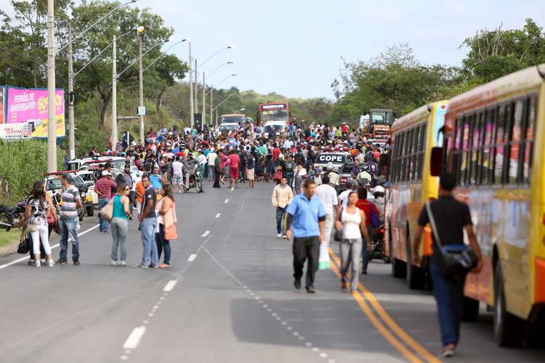 Moradores protestam em rodovia da região metropolitana de Belo Horizonte (MG) contra a ordem de despejo de um terreno
