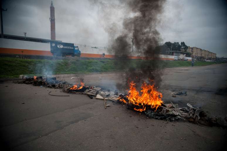 Os manifestantes fizeram uma barricada com fogo em pneus e lixo na Avenida Tenente Amaro Felic&iacute;ssimo da Silveira, no Parque Novo Mundo, zona norte de S&atilde;o Paulo