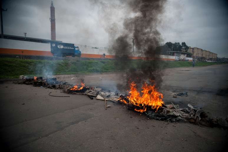 <p>Os manifestantes fizeram uma barricada com fogo em pneus e lixo na avenida Tenente Amaro Felicíssimo da Silveira, no Parque Novo Mundo, zona norte de São Paulo</p>