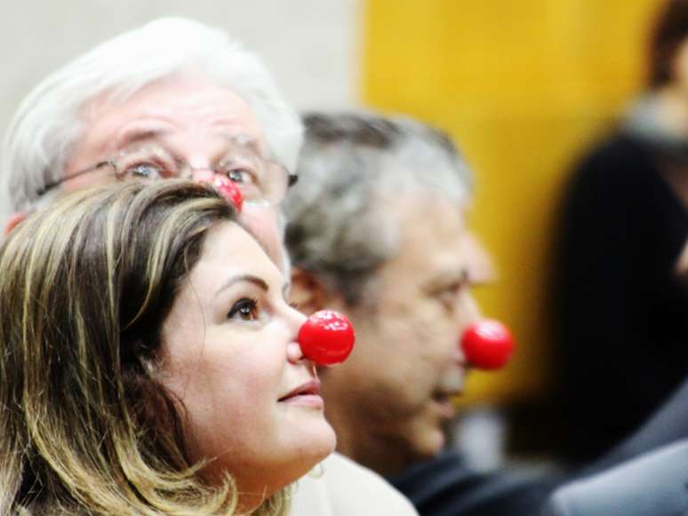 Os vereadores oposicionistas Patrícia Bezerra (PSDB), Gilberto Natalini (PV) e Mário Covas Neto (PSDB) utilizam nariz de palhaço durante a sessão