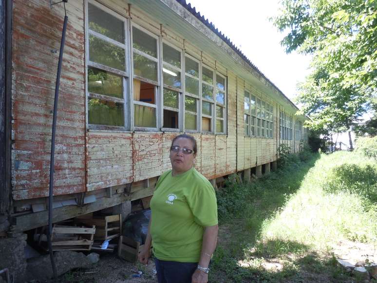 Diretora da Escola Maria Cristina Cichá mostra prédio que precisou ser interditado pelo risco de desabamento
