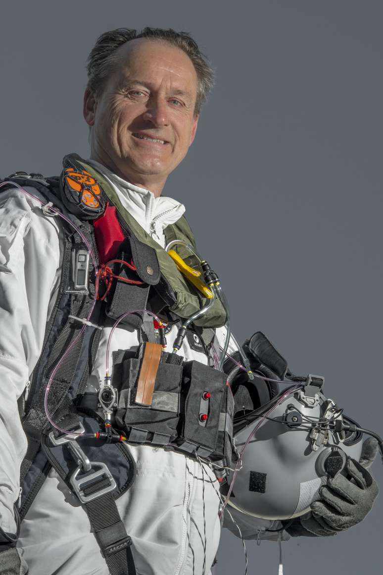 <p>André Borschberg cruzou os EUA pilotando o avião Solar Impulse, e agora planeja percorrer o mundo</p>