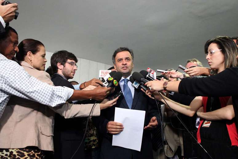 O senador Aécio Neves concede entrevista coletiva depois de apresentar projeto de lei no Senado que incorpora o Bolsa Família à Loas