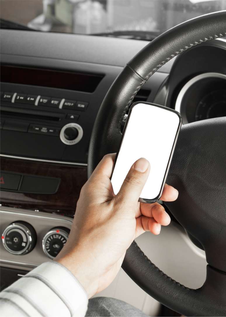 Carros têm vindo com sistema integrado de viva voz para falar ao celular