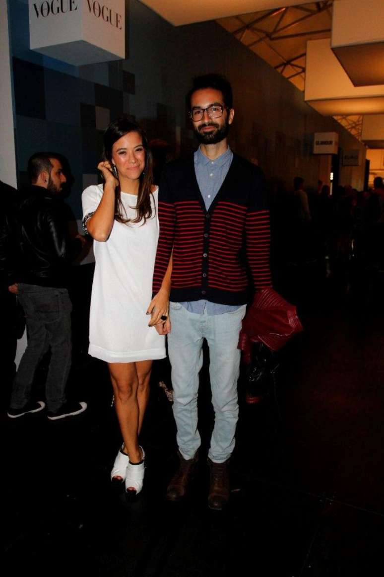 <p>Mi&aacute; Mello e o marido, Lucas, posaram nos corredores do SPFW</p>