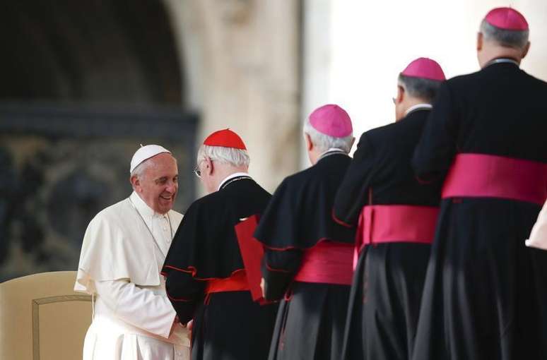 <p>O papa Francisco cumprimenta cardeais e bispos durante audiência geral na Praça de São Pedro no Vaticano no dia 30 de outubro</p>