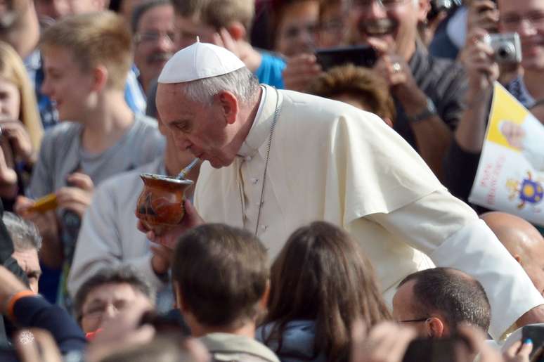 <p>Papa toma mate durante encontro com fiéis na Praça São Pedro nesta quarta-feira</p>