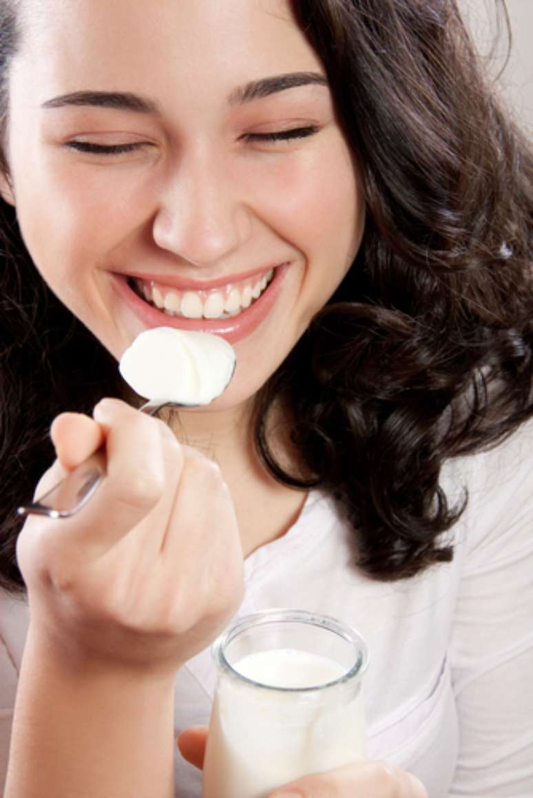 No Japão, pesquisadores japoneses constataram que, na versão natural e sem açúcar, o iogurte ajuda a eliminar o mau hálito