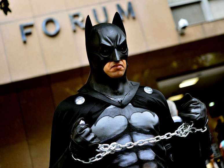 <p>Manifestante vestido de Batman protesta em frente ao TJ-RJ</p>