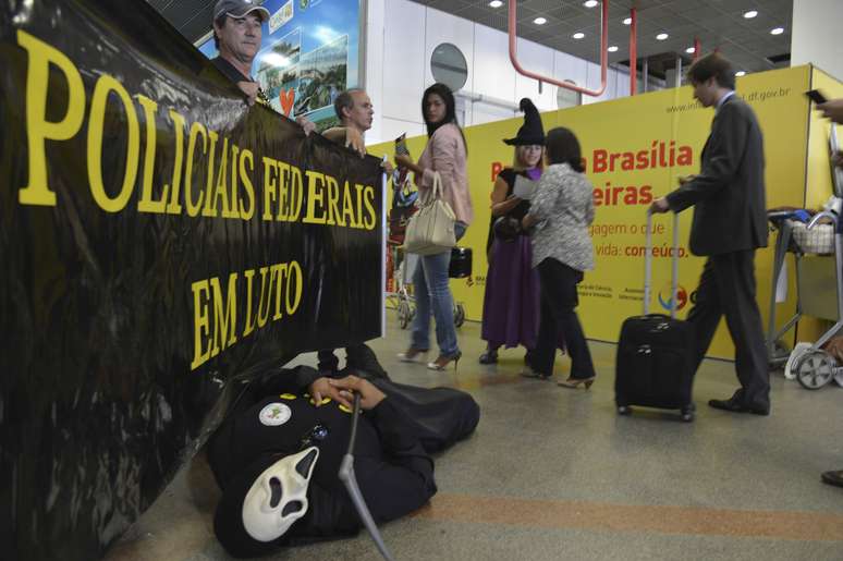 Os policiais se vestiram com fantasias alusivas ao Dia das Bruxas para protestar