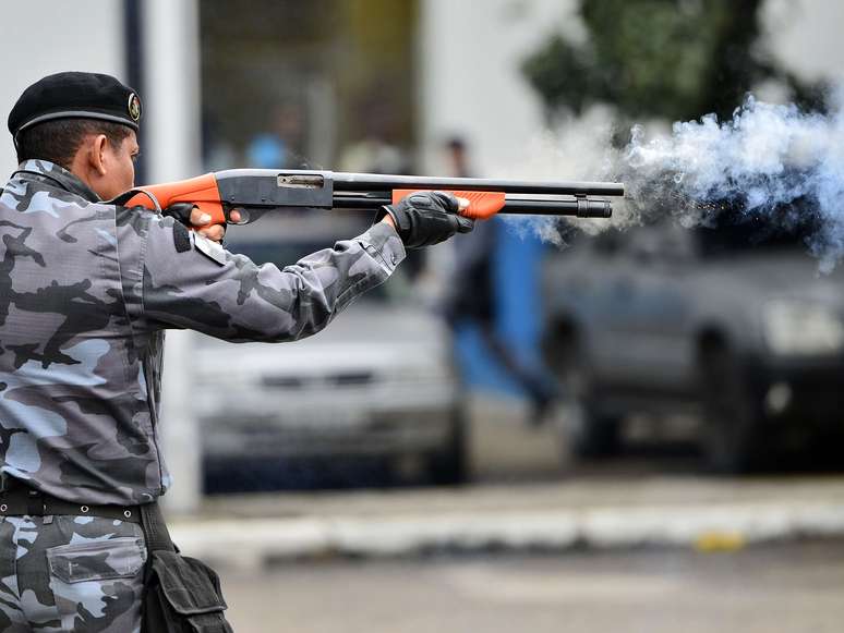 Policiais militares do Rio de Janeiro testam armas não letais antes de um protesto marcado para esta quinta-feira na capital fluminense. Os agentes treinaram com armas de balas de borracha com tinta, usadas para marcar alvos, além de bombas que soltam pó em vez de gás - tanto de efeito moral quanto lacrimogênio - e de granadas de luz e som