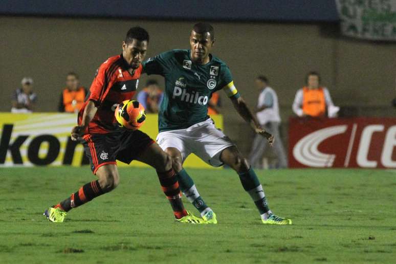 Hernane tenta escapar da marcação do Goiás na semifinal da Copa do Brasil