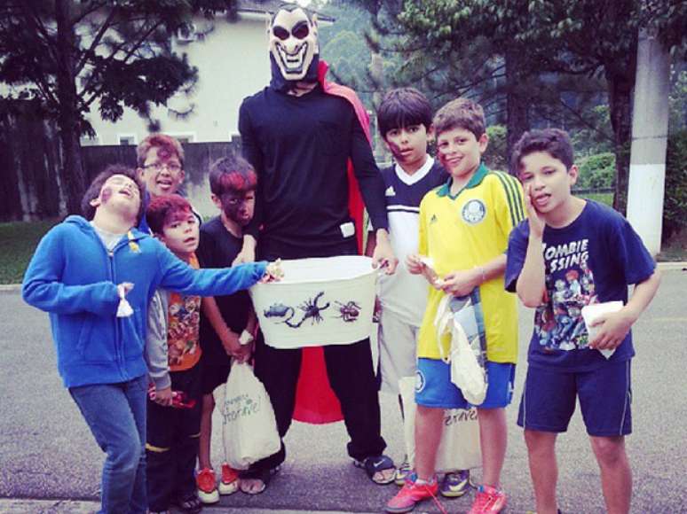 <p>Ganso foi brincar com crian&ccedil;as ap&oacute;s o treino</p>