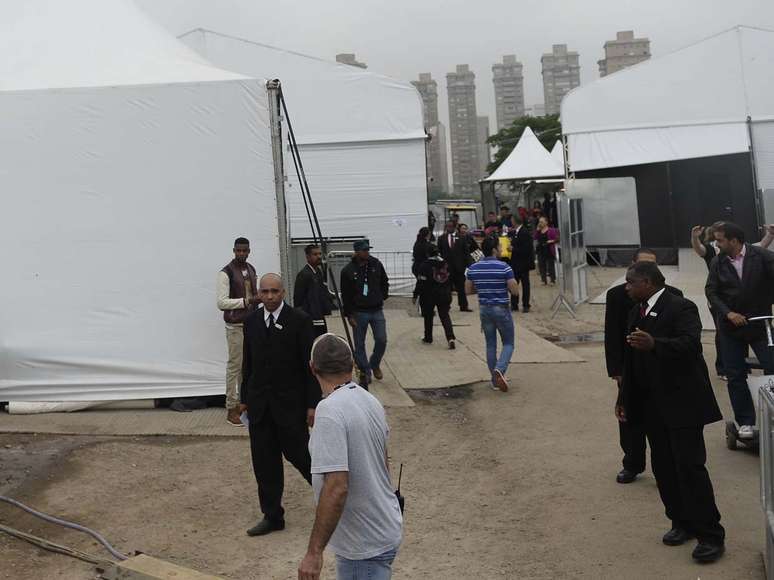 A área dos backstages foi cercada para a chegada do carro da famosa e apenas a equipe do evento tem acesso ao local