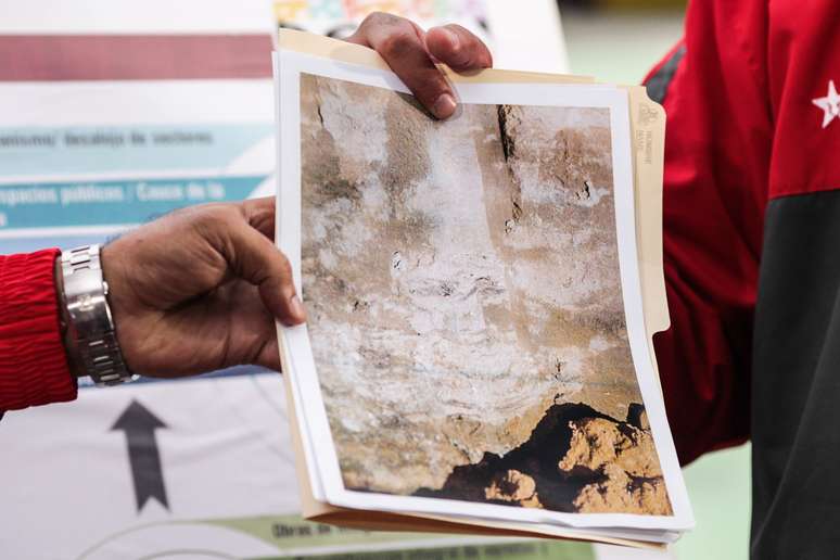 Maduro apresentou fotografias do local em que teria visualizado o rosto de Hugo Chávez