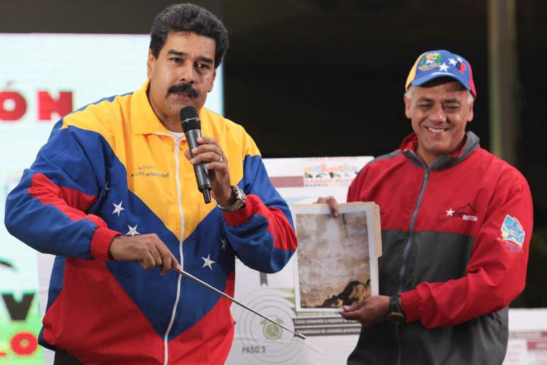 Maduro exibe foto de suposta aparição de Chávez