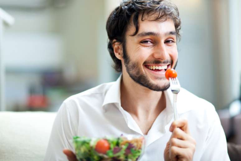 O indicado antes de mudar radicalmente a alimentação, é consultar um nutricionista para garantir que todos os nutrientes estejam presentes em seu prato