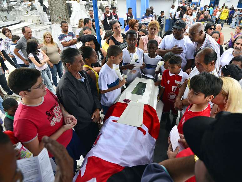 <p>Colegas, amigos e familiares se despedem na manhã desta segunda-feira de Kayo da Silva Costa, oito anos, morto no tiroteio no Fórum de Bangu</p>