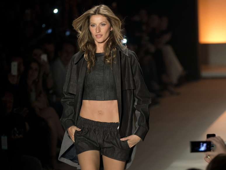 <p>Gisele Bündchen durante desfile da Colcci na última edição do SPFW</p>