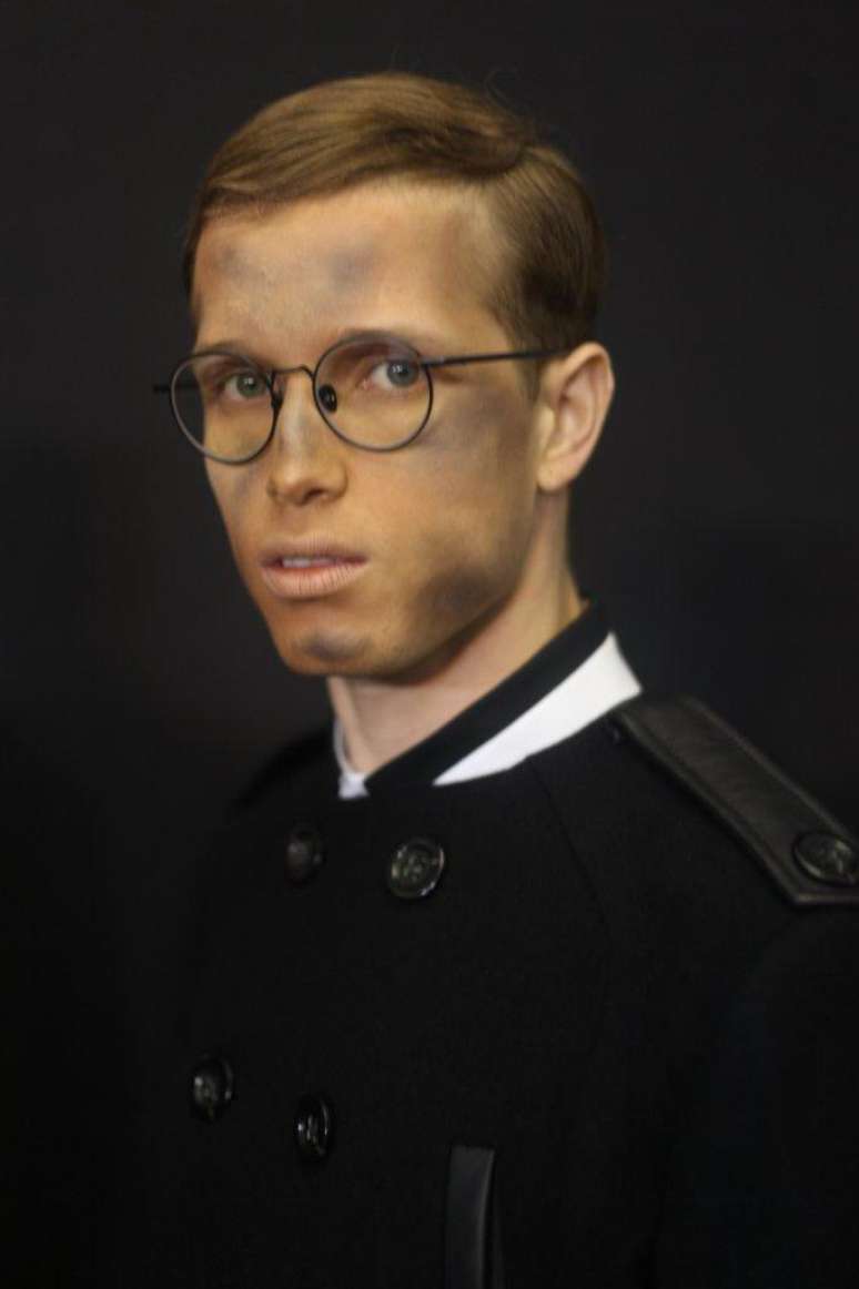 <p>Modelos posam com make "suja" no backstage da grife Alexandre Herchcovitch, antes do desfle</p>