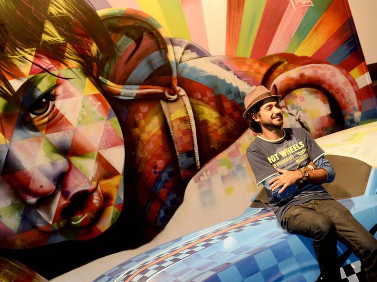 <p>Ap&oacute;s cerca de 30 horas trabalhando em uma pintura 3D dentro de uma estrutura montada no Parque Villa-Lobos para receber o SPFW inverno 2014, o grafiteiro Eduardo Kobra afirmou ter ficado surpreso com o resultado</p>