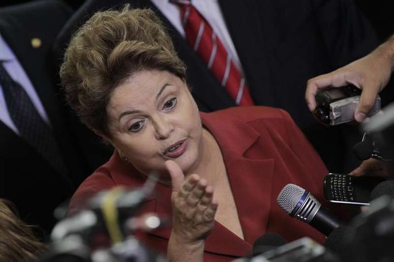 <p>Presidente Dilma Rousseff disse que fez justiça a milhares de radialistas e a rádios AM, com a assinatura do decreto</p>