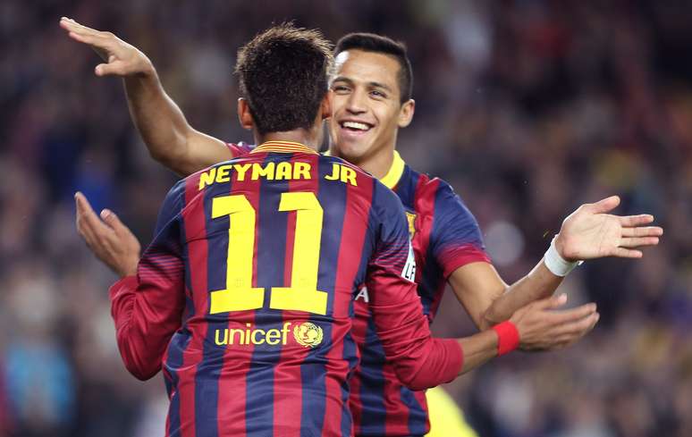 <p>Neymar e Alexis Sanchez são companheiros de equipe no Barcelona, mas estarão em lados opostos no sábado </p>