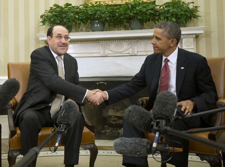 Obama cumprimenta Maliki (esq.) durante encontro na Casa Branca