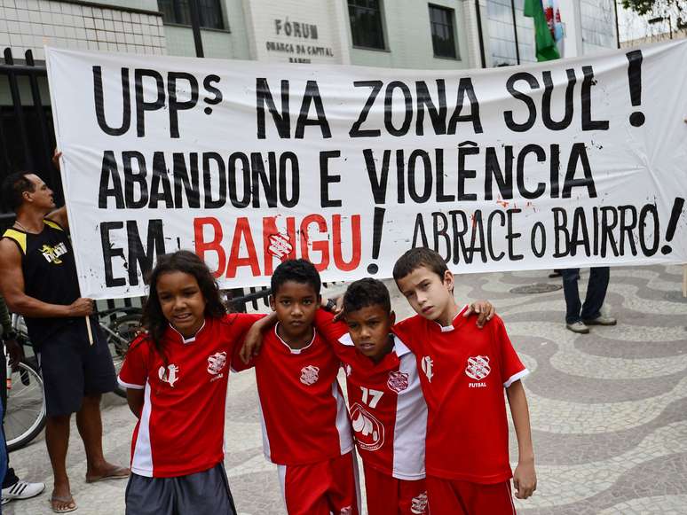 Após enterro de Kayo, familiares e amigos protestaram por Justiça em frente ao Fórum de Bangu, local londe ocorreu o tiroteio que matou o menino de oito anos