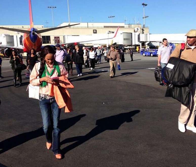 Passageiros são evacuados para a pista do aeroporto de Los Angeles após o tiroteio