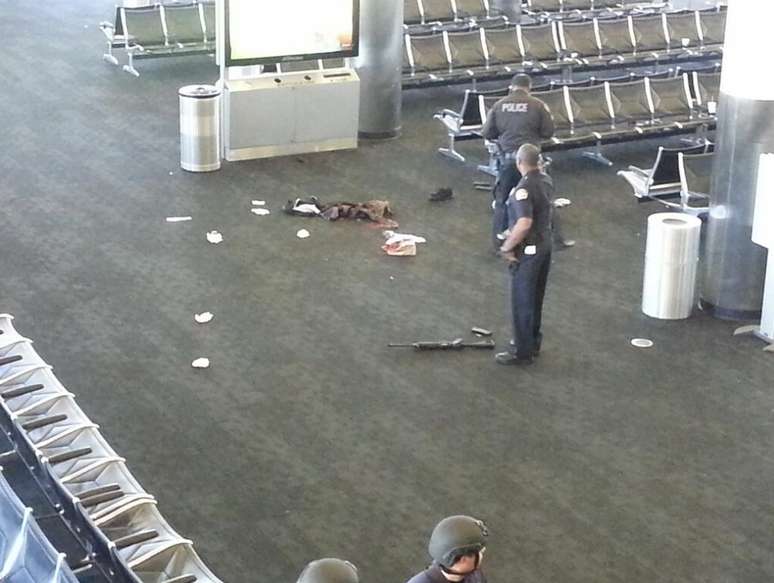 Rifle que teria sido utilizado por atirador é visto no chão do aeroporto