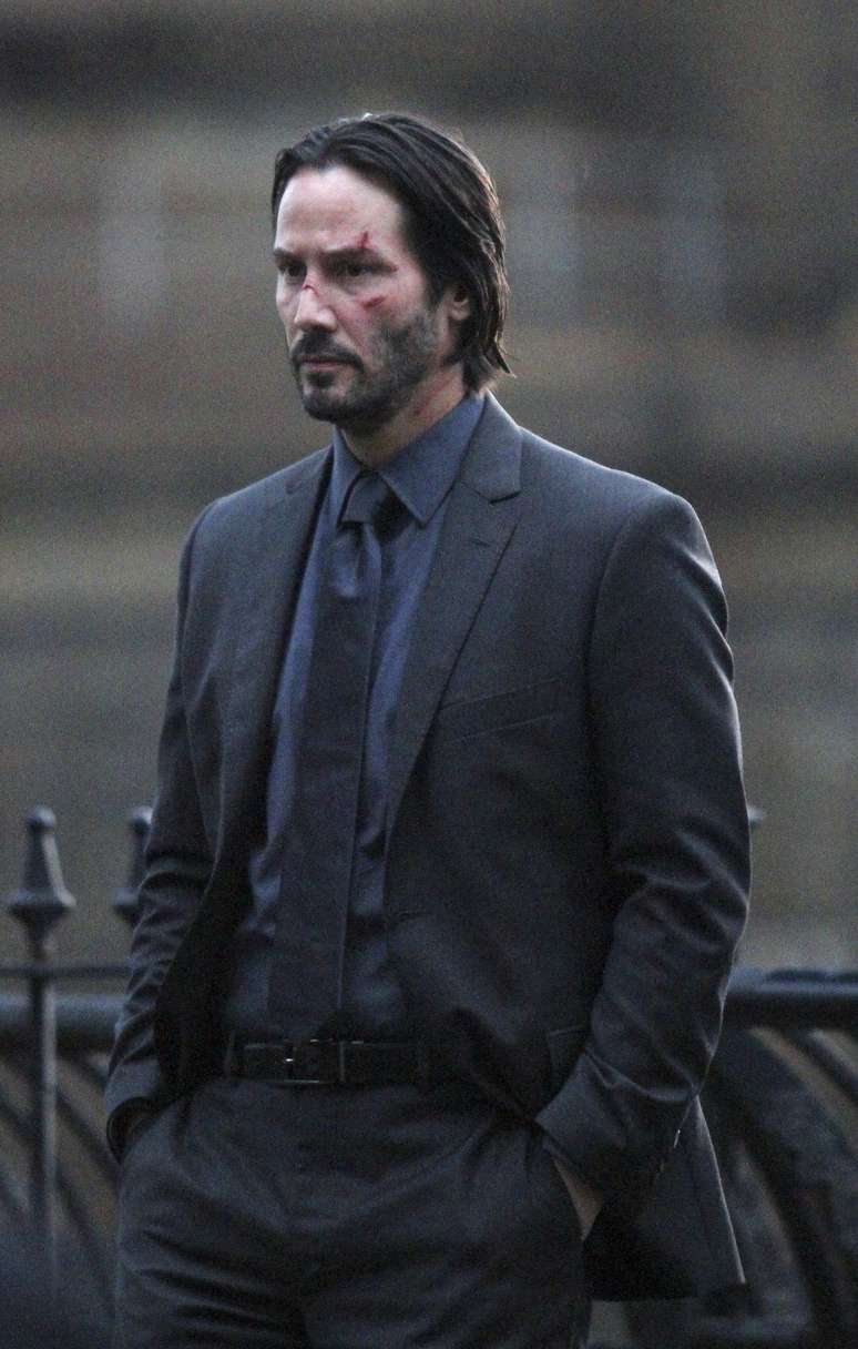 Keanu Reeves apareceu cheio de cortes no rosto no set de filmagens de John Wick, em Nova York. Willem Dafoe também participou das cenas