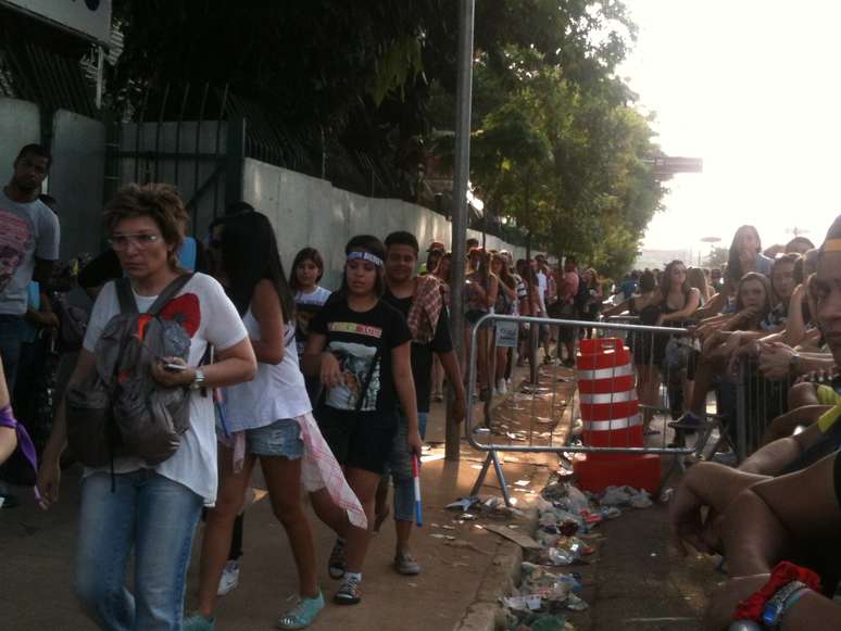 Fãs acampados nas redondezas da Arena Anhembi misturavam cansaço dos dias de espera e ansiedade para o show de Justin Bieber neste sábado (2)
