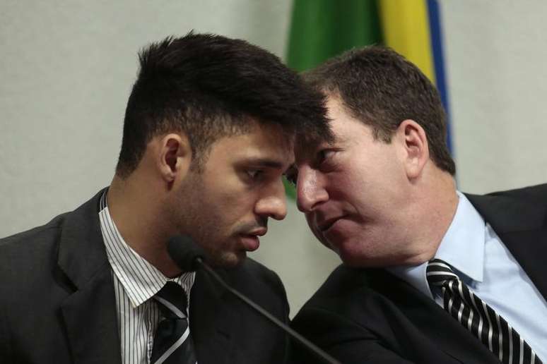 David Miranda (esquerda) conversa com seu parceiro, o jornalista Glenn Greenwald, durante audiência em comitê do Senado sobre espionagem norte-americana, em Brasília, em outubro. 09/10/2013