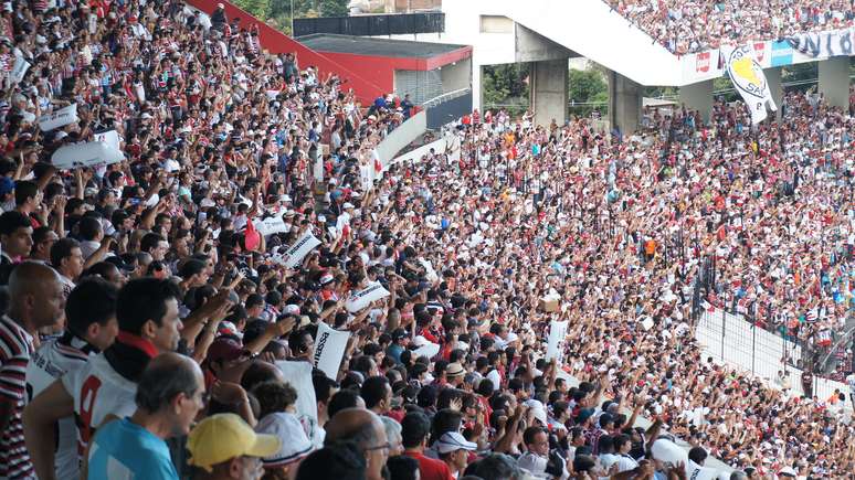 Torcida do Santa Cruz lotou o Arruda para ver o retorno à Série B