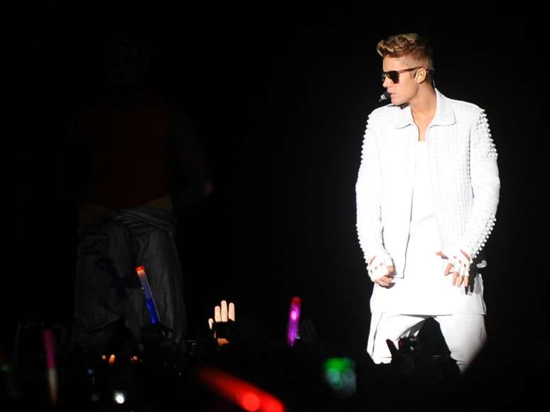 <p>Sem as asas e as pirotecnias características de sua turnê 'Believe', Justin Bieber abriu o giro pelo Brasil neste sábado (2), na Arena Anhembi, em São Paulo, com uma hora e vinte minutos de atraso e cantando em playback. Já no fim de sua apresentação, porém, ele deixou o palco sem se despedir e sem cantar 'Baby' porque uma fã arremessou um objeto que derrubou o microfone</p>
