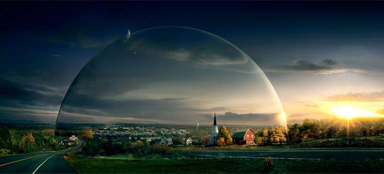 No momento em que essa parede transparente aparece de repente, muitas coisas s&atilde;o divididas na cidade, partidas ao meio. Uma estrada, por exemplo  metade dela fica do lado de fora da redoma e a outra parte dentro da bolha